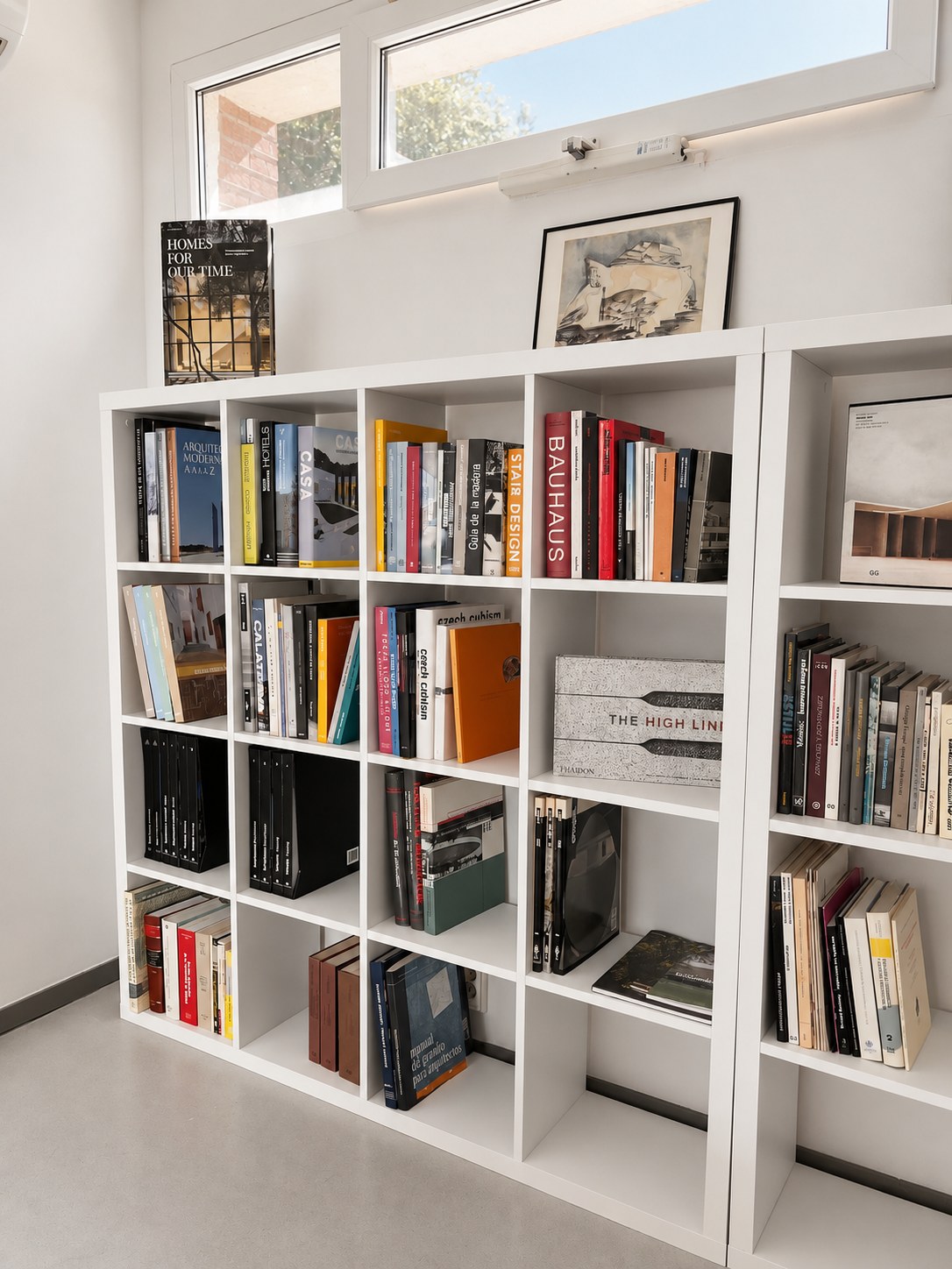 Biblioteca del estudio ERD Arquitectos con libros de arquitectura