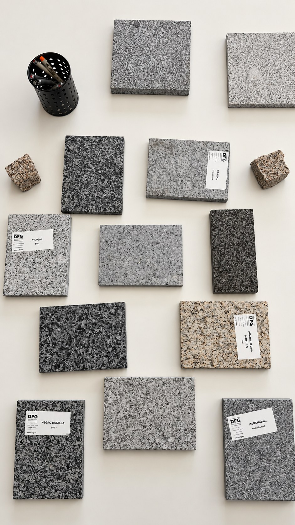 Muestras de granito y piedra natural sobre la mesa del estudio ERD Arquitectos